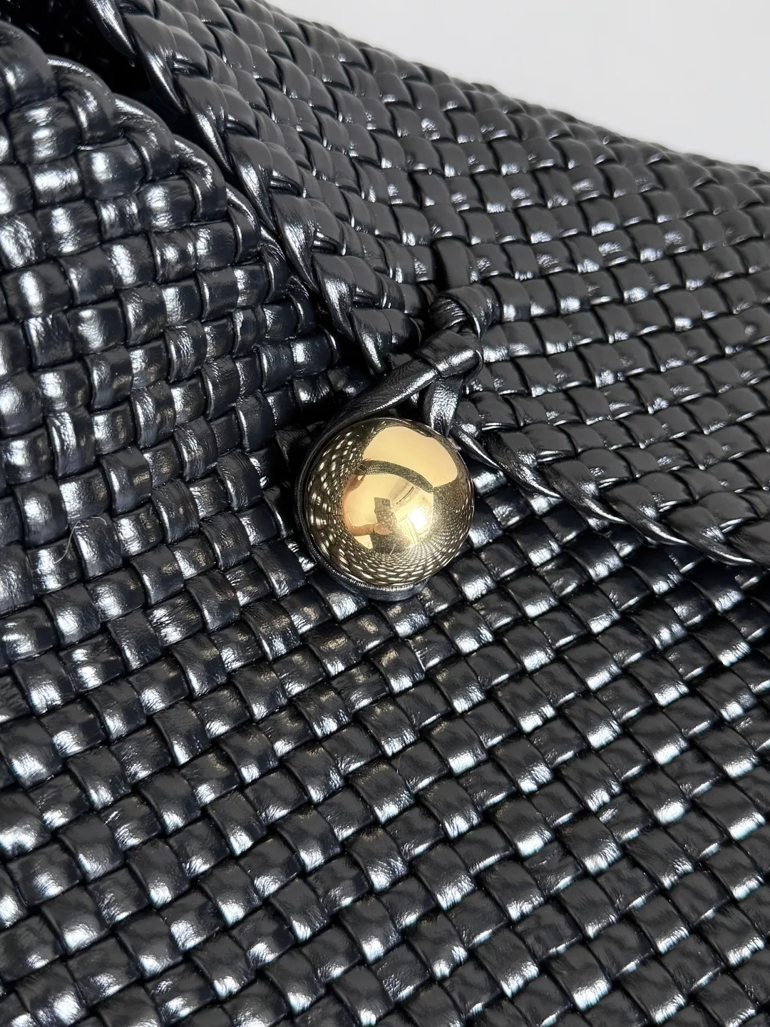 Batch 7360 BOTTEGA VENETA new product large Tosca Baci Baci means Kiss in Italian. Different from the previous Tosca style, this time the entire handbag presents a triangular shape design, and the handle is also designed with a single handle. The delicateness of each stitch of the craftsman's weaving, and the warmth of the handwork are like freshly baked bread! This is a bag that only experienced craftsmen can weave. The lightweight material and large capacity make it easy to carry whether you are an office worker or a student party😍Not only that, this bag is full of fashion, making you the center of attention whether it is for daily outings or important occasions👀 Style number: 762635 Size: 54*39.5*6cm